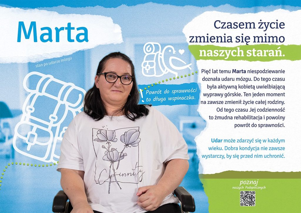 Karta kalendarza Codzienne Zwycięstwa 2027, Marta: Marta w okularach siedzi na wózku, obok rysunek plecaka, hasło „Czasem życie zmienia się mimo naszych starań”.