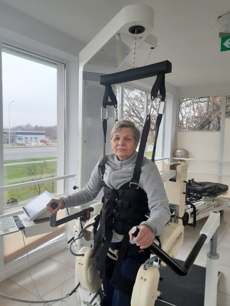 Jolanta Wójtowicz ćwiczy na urządzeniu do reedukacji chodu.