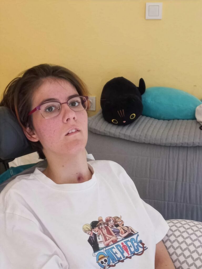 Weronika Węgrzyn siedzi w pokoju i patrzy w obiektyw. W tle pluszowe maskotki.