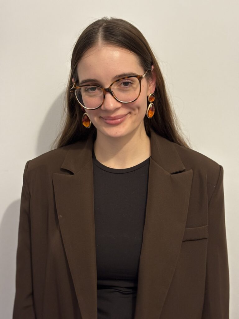 Julia Bartoszek uśmiechnięta pozuje do portretu.