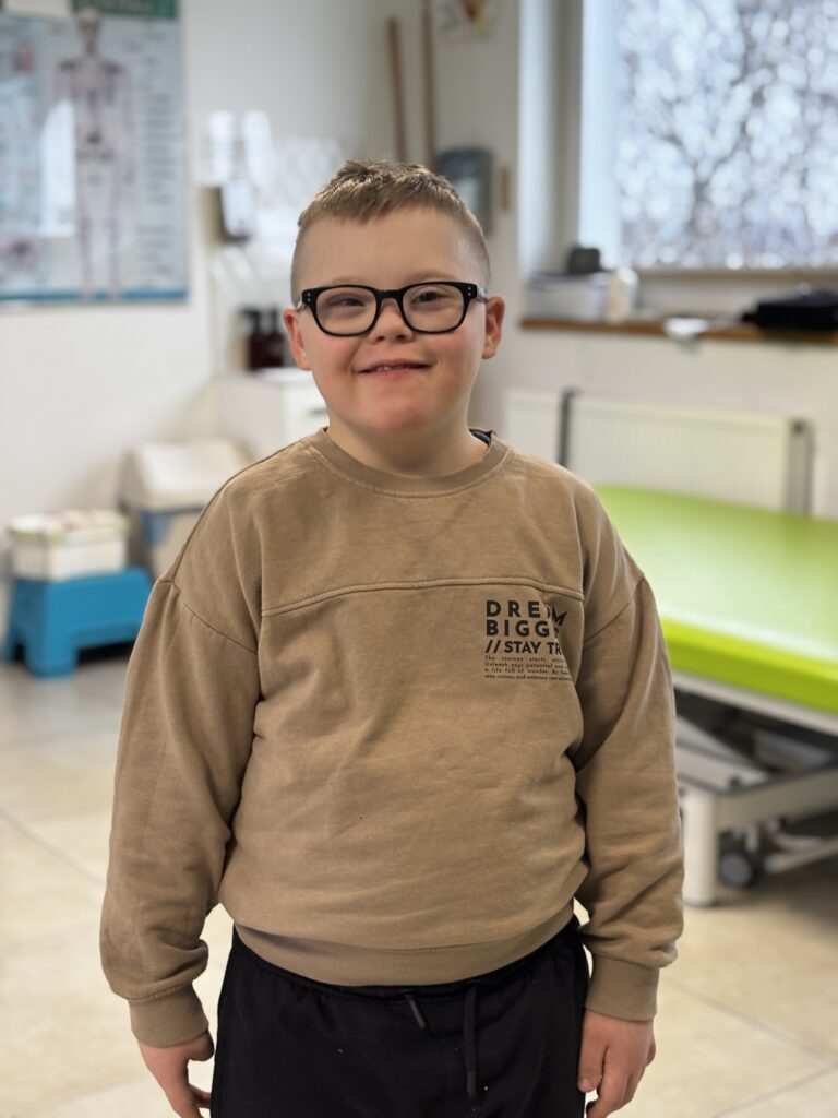 Gabriel Wawszczak pozuje do zdjęcia w sali do rehabilitacji,