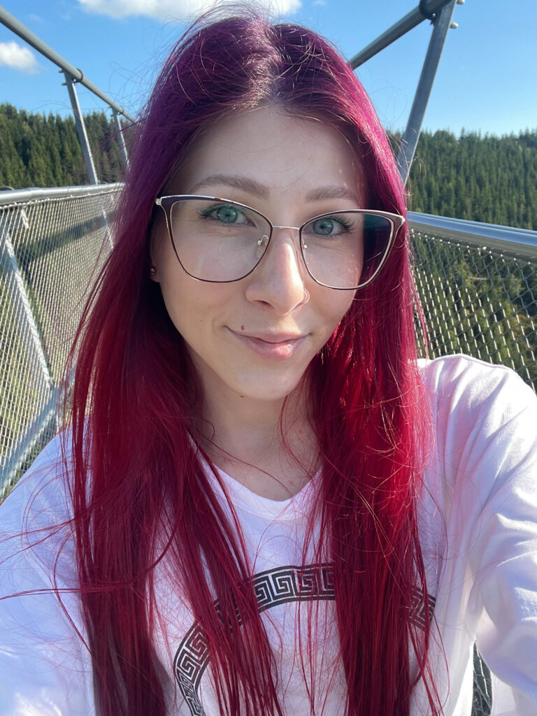 Zuzanna Kowalska uśmiechnięta pozuje do zdjęcia z bliskiego kadru.