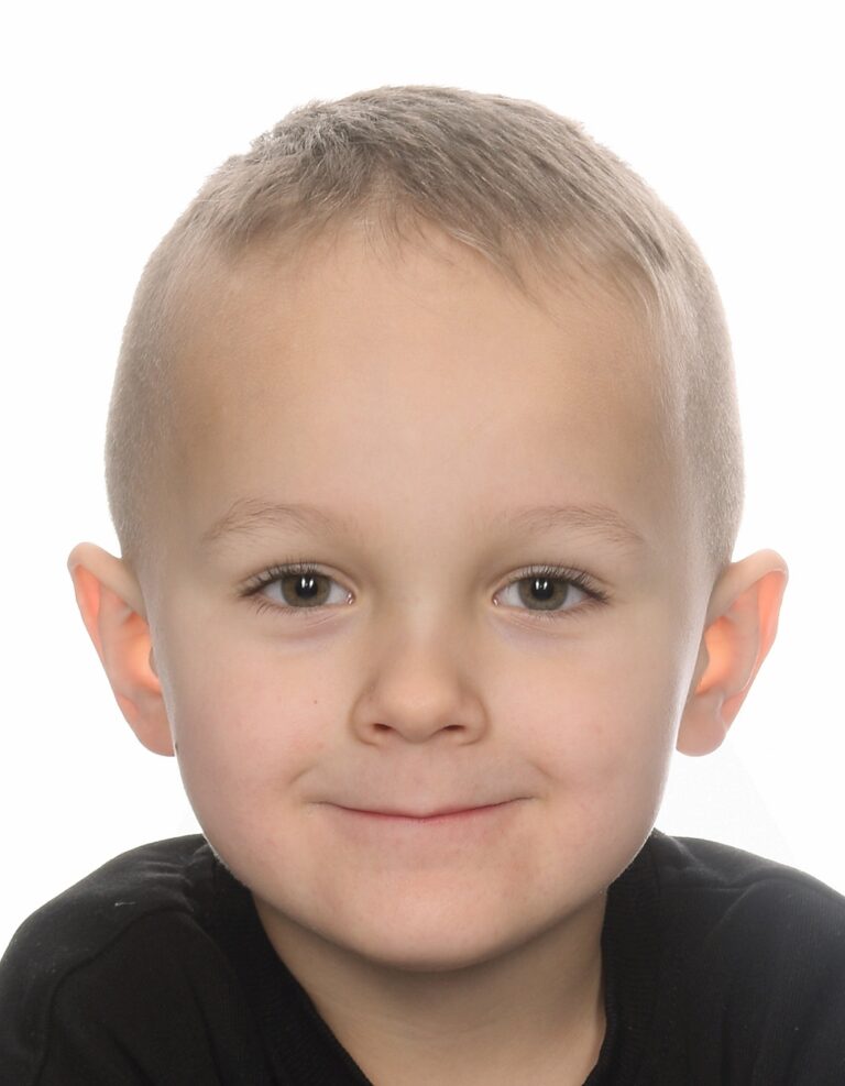 Aleksander Tworek patrzy w obiektyw i lekko się uśmiecha.
