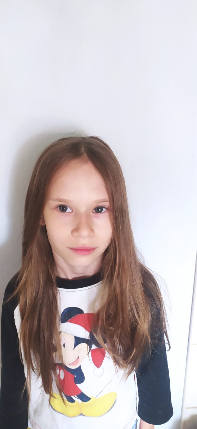 Aleksandra Waszczuk stoi i patrzy w obiektyw.
