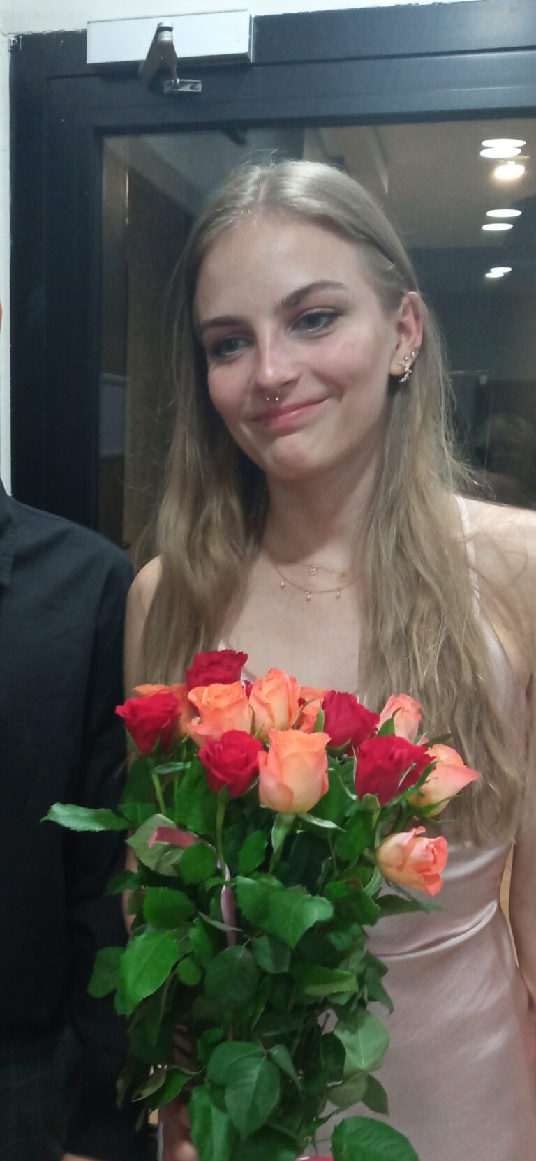 Julia Barabas trzyma przed sobą bukiet róż.