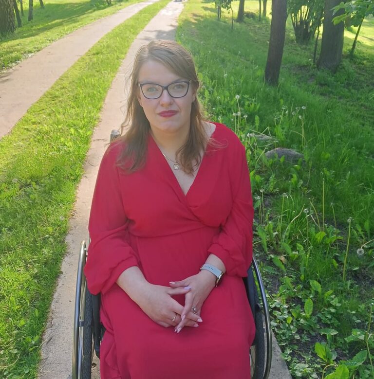 Manuela Zimnicka siedzi w wózku na parkowej alejce.