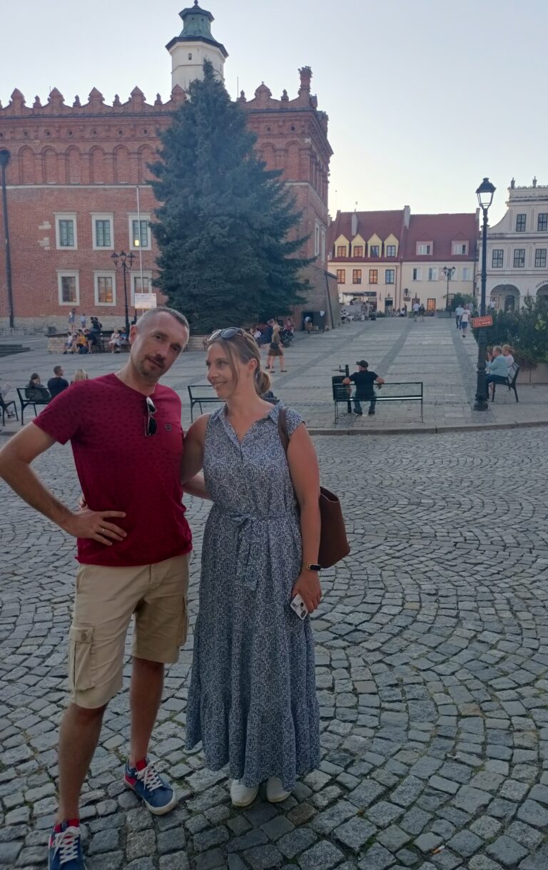 Marcin Mazurek stoi na rynku starego miasta z towarzyszącą mu kobietą.