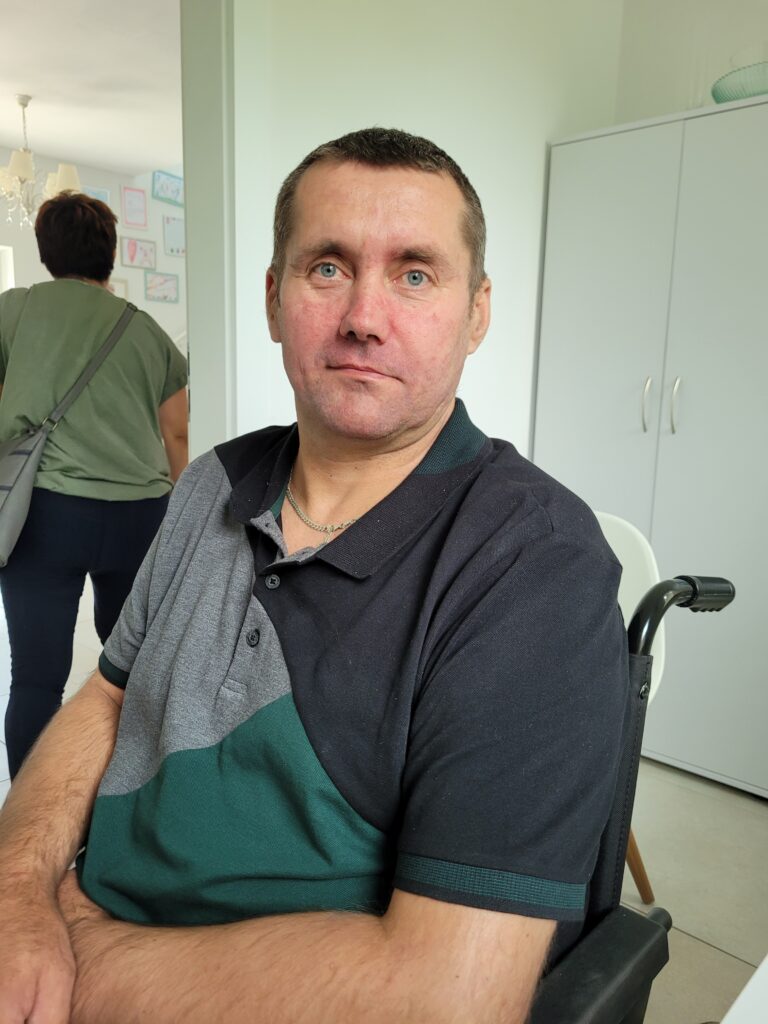 Mariusz Szlachta patrzy w obiektyw z niewielkiej odległości.