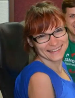 Marta Władek szeroko się uśmiecha, ujęta w bliskim kadrze.