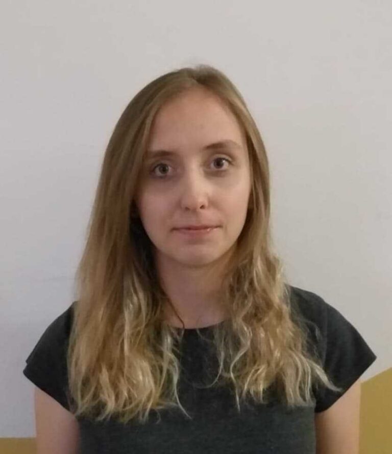 Martyna Młynarczyk patrzy w obiektyw, pozując do portretu.