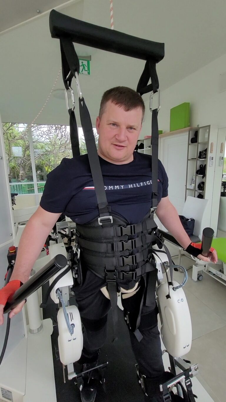 Michał Szymuś stoi w pionizatorze podczas ćwiczeń.