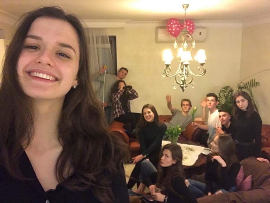 Alicja z przyjaciółmi w domu