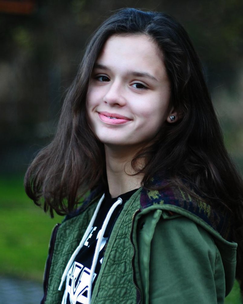 Portret uśmiechniętej Alicji w zielonej kurtce