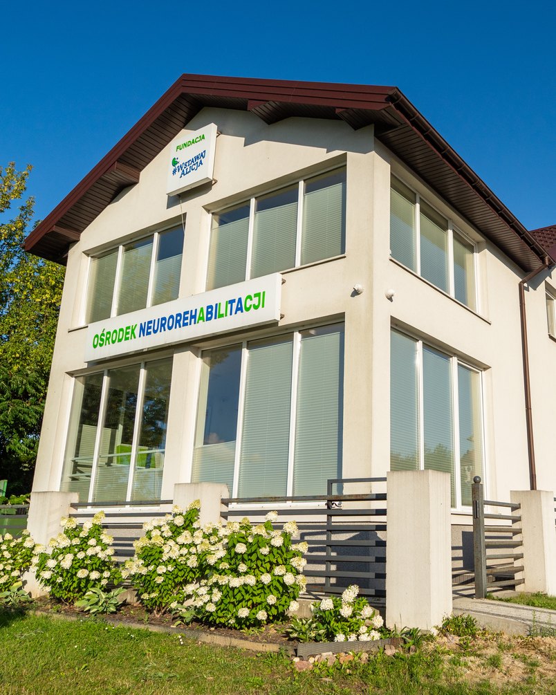 Budynek Ośrodka Neurorehabilitacji z szyldem fundacji Wstawaj Alicja