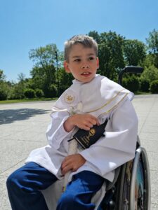 Szymon w stroju ministranta